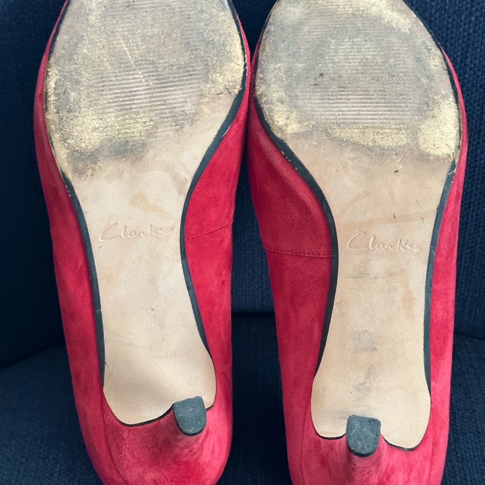 Clarks Red Faux Suede Pumps, Size 10 - Picture 4 of 9